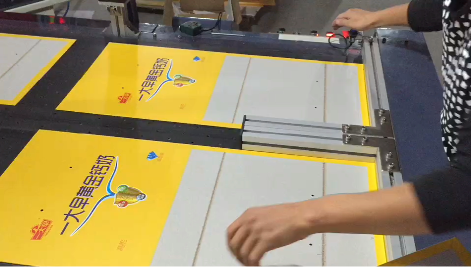 半自動(dòng)奶包裝盒畫膠機(jī)